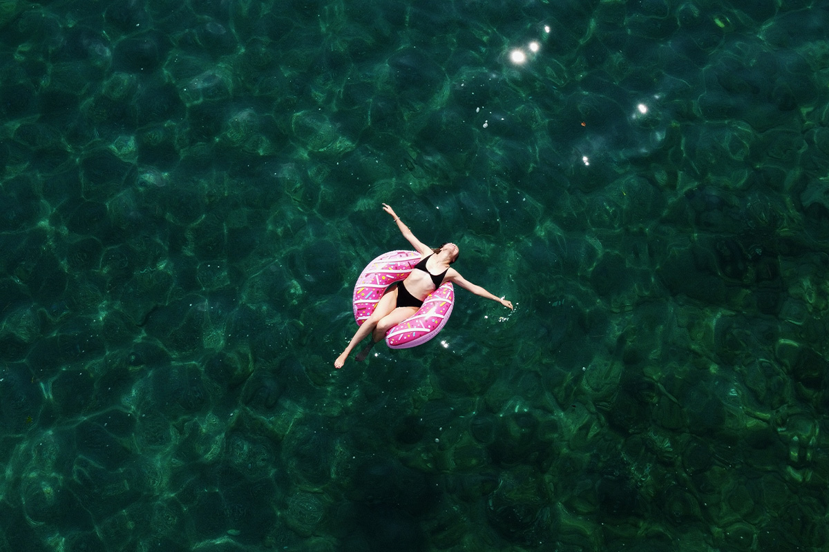Frau mit Schwimmreifen im Meer Frau mit Schwimmreifen im Meer