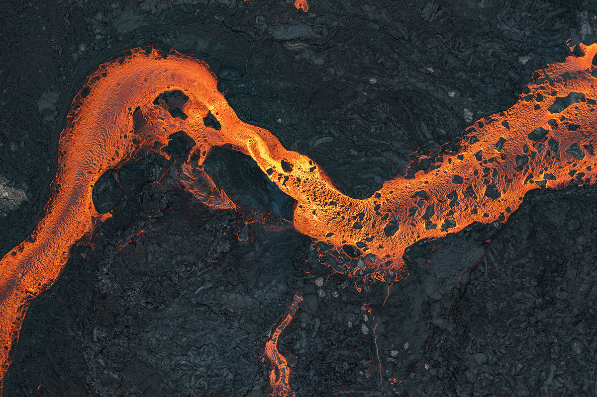 Lava auf schwarzem Gestein als Symbol für äußerliche Neurodermitis- Symptome Lava auf schwarzem Gestein als Symbol für äußerliche Neurodermitis- Symptome