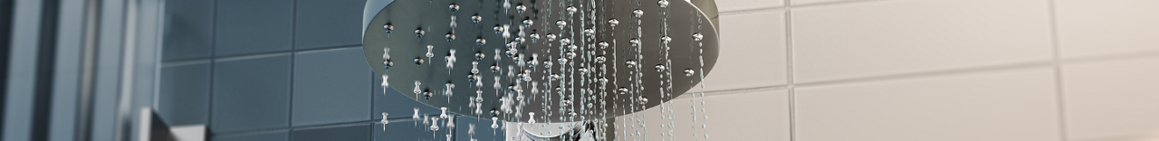 Regenduschkopf mit laufendem Wasser symbolisiert Symptome bei Neurodermitis