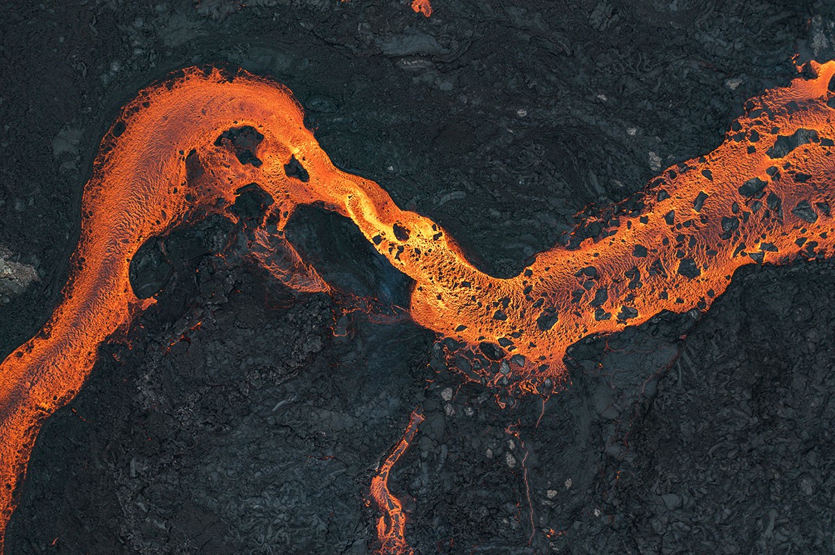 Lava auf schwarzem Gestein als Symbol für äußerliche Neurodermitis- Symptome