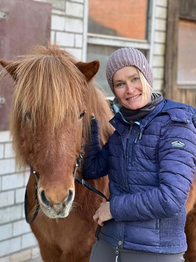 Neurodermitis Betroffene Katja mit ihrem Pferd 